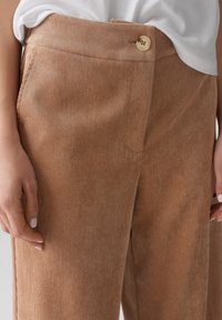 OPUS HIGH RISE CROPPED WIDE FIT - Broek - golden oak