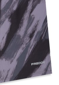 Ropa deportiva Freddy con un diseño de pinceladas negras y moradas. La tela tiene una textura suave con un pequeño logo en blanco.