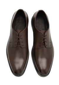 Pantofi din piele maro cu o finisare netedă, vârful rotund și un design cu șireturi în față. Prezintă cusături subtile și o talpă interioară texturată.