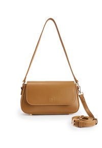 Borsa a tracolla in pelle testa di moro con pattina pieghevole, tracolla regolabile e logo impresso sottile. Superficie liscia con cuciture a contrasto.