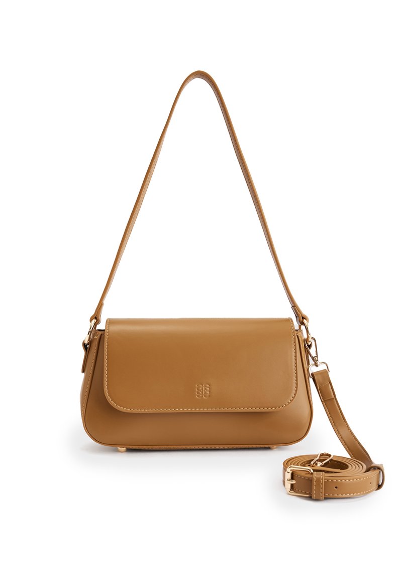 Borsa a tracolla in pelle testa di moro con pattina pieghevole, tracolla regolabile e logo impresso sottile. Superficie liscia con cuciture a contrasto.