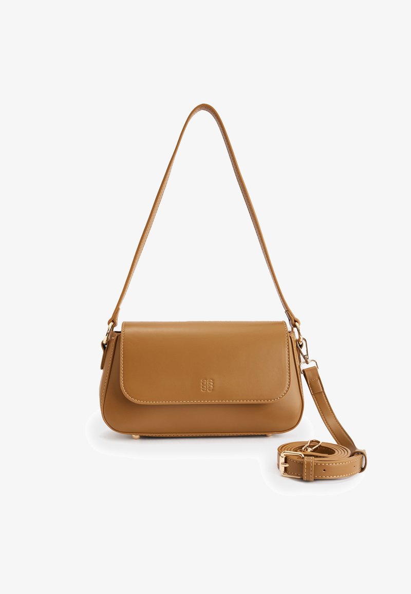 Sac bandoulière en cuir tan avec rabat pliable, bandoulière réglable et logo embossé subtil. Texture lisse avec coutures contrastées.