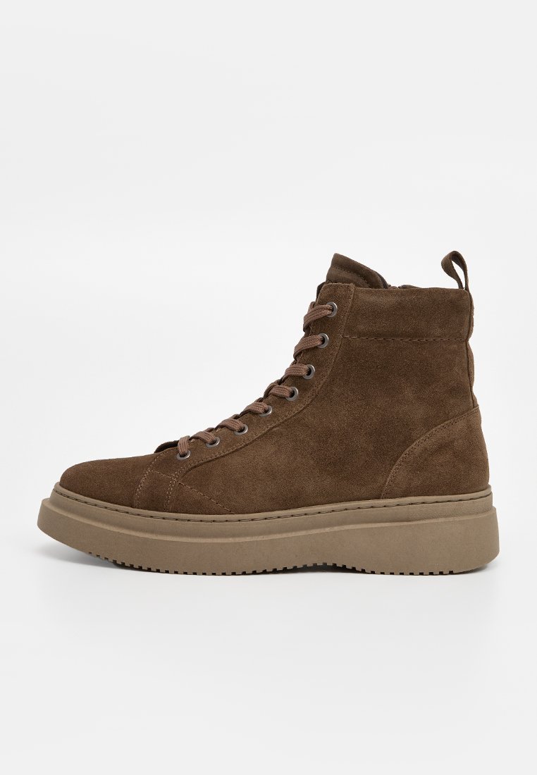 Braune Wildleder High-Top Sneaker mit runder Zehenform, flachen Schnürsenkeln und einer robusten Gummisohle. Mit gestickten Akzenten und einer Schlaufe an der Rückseite.