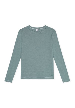 Chemise à manches longues et col rond avec fines rayures horizontales vertes et blanches, petit logo près de l'ourlet inférieur sur fond blanc.