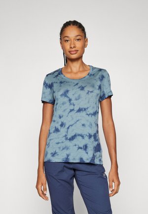 Lichtblauw tie-dye t-shirt met korte mouwen en een ronde halslijn. Zachte textuur, met donkere spatten blauw verspreid over het shirt.