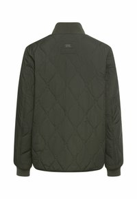 Ciemnozielona pikowana kurtka z prążkowanym kołnierzem i mankietami, widocznym wzorem szwów oraz małą prostokątną metką na górze pleców.