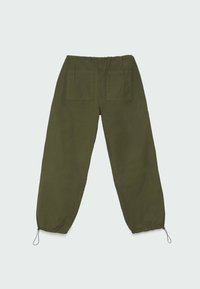 Olijfgroene, lichte broek met een elastische tailleband, twee achterzakken en verstelbare manchetten bij de enkels. Soepele textuur.