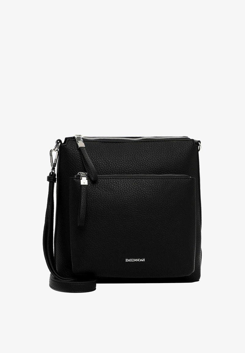 Bolso bandolera de cuero negro con acabado texturizado, bolsillo frontal con cremallera, correa ajustable y un logotipo de marca sutil en la parte inferior delantera.