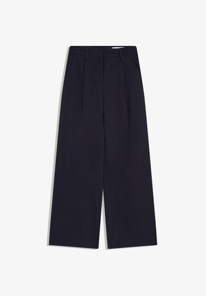 Pantaloni largi bleumarin cu bucle pentru curea, buzunare laterale, pliuri frontale și închidere frontală ascunsă, așezați pe o suprafață albă.