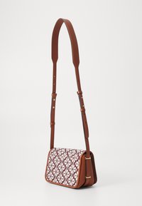 Borsa a tracolla con una tracolla in pelle marrone, caratterizzata da un motivo floreale bianco su una superficie di tessuto bordeaux. Forma rettangolare con dettagli dorati.