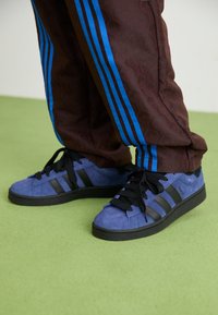 CAMPUS 00S UNISEX - Treniņu apavi - core black/dark blue