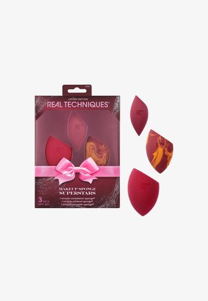 Rode make-up sponsen in verschillende vormen, waaronder een met een gemarmerd geel en rood ontwerp, verpakt in een rechthoekige doos met een roze strik.