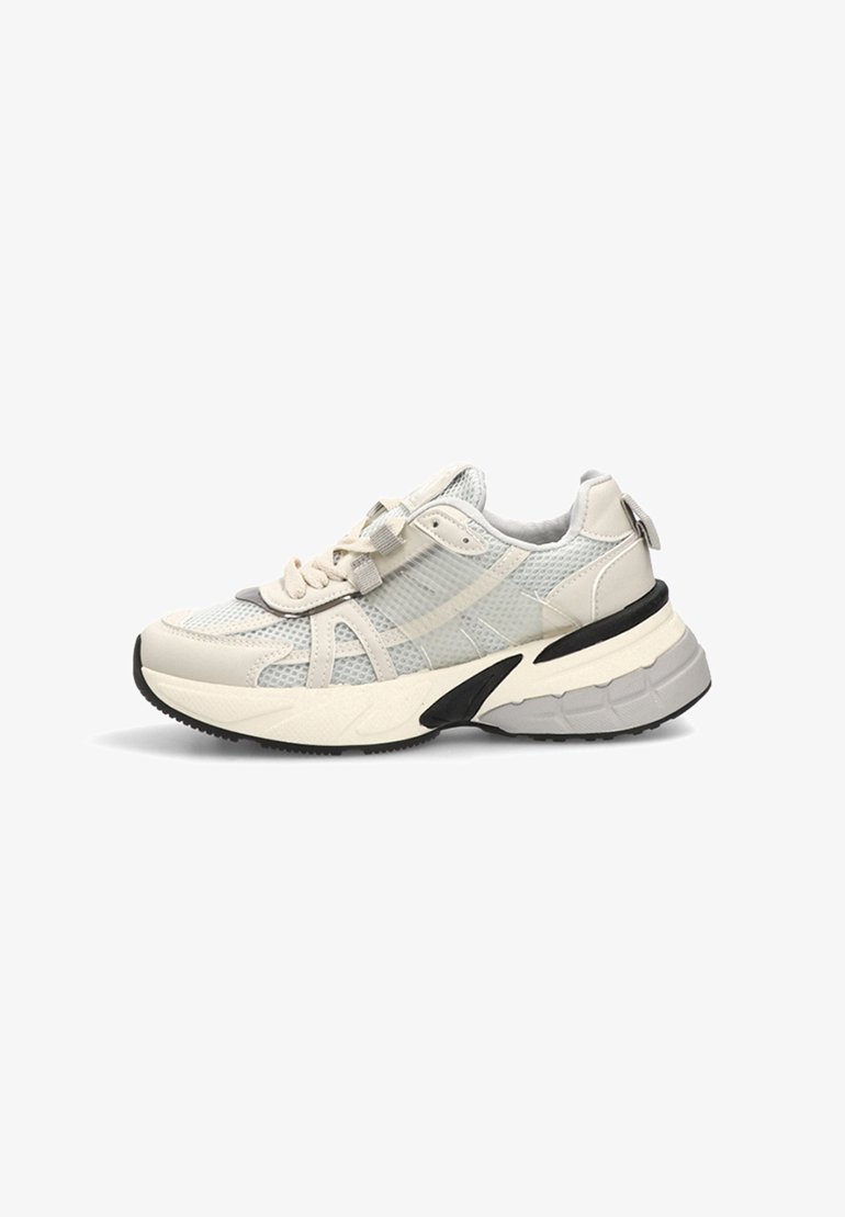 Zapatillas chunky en malla y cuero color blanco roto con acentos grises, punta redondeada, suela gruesa y diseño de cordones con un tirador.