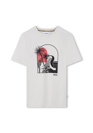 Camiseta blanca con gráfico en negro y rojo de plantas y una serpiente bajo un arco, etiquetada con texto de la marca BOSS cerca de la parte inferior.