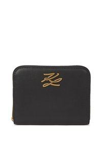 Zwarte leren portemonnee met gouden hardware. Kenmerkt zich door een gladde textuur en een geperst logo op de voorkant. Rechthoekige vorm met een ritsluiting.