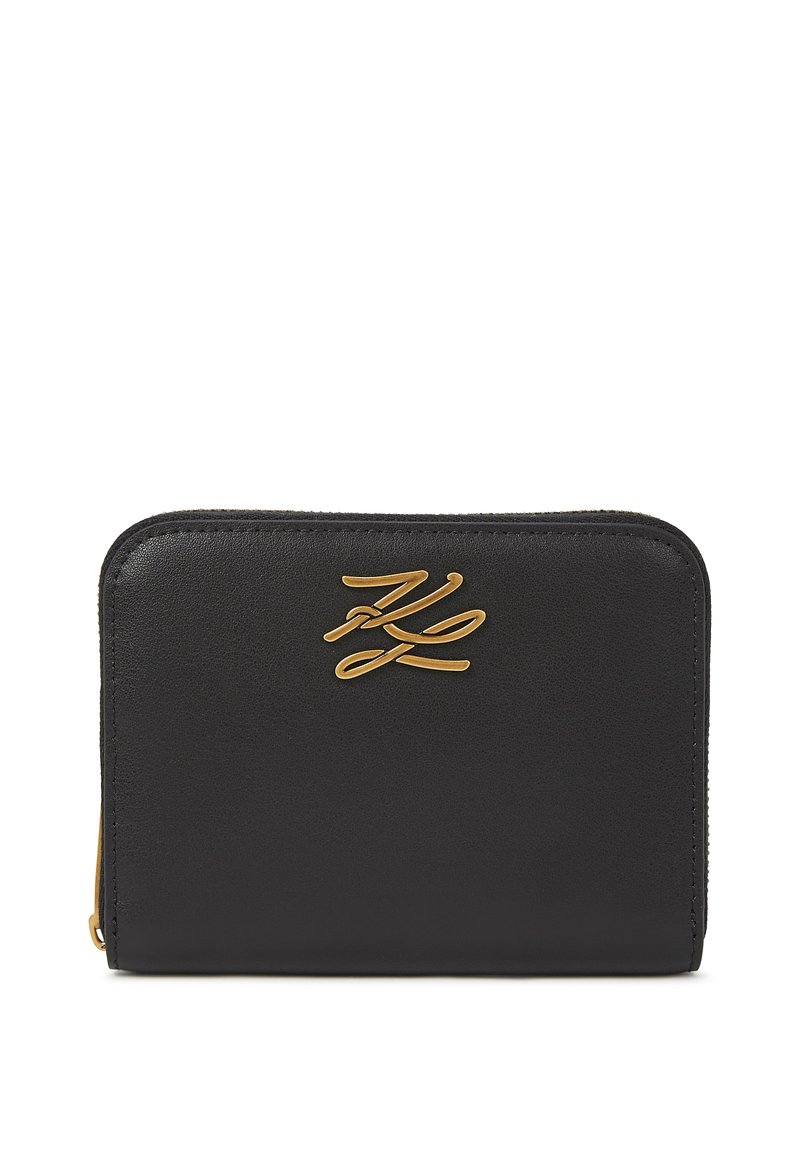 Zwarte leren portemonnee met gouden hardware. Kenmerkt zich door een gladde textuur en een geperst logo op de voorkant. Rechthoekige vorm met een ritsluiting.