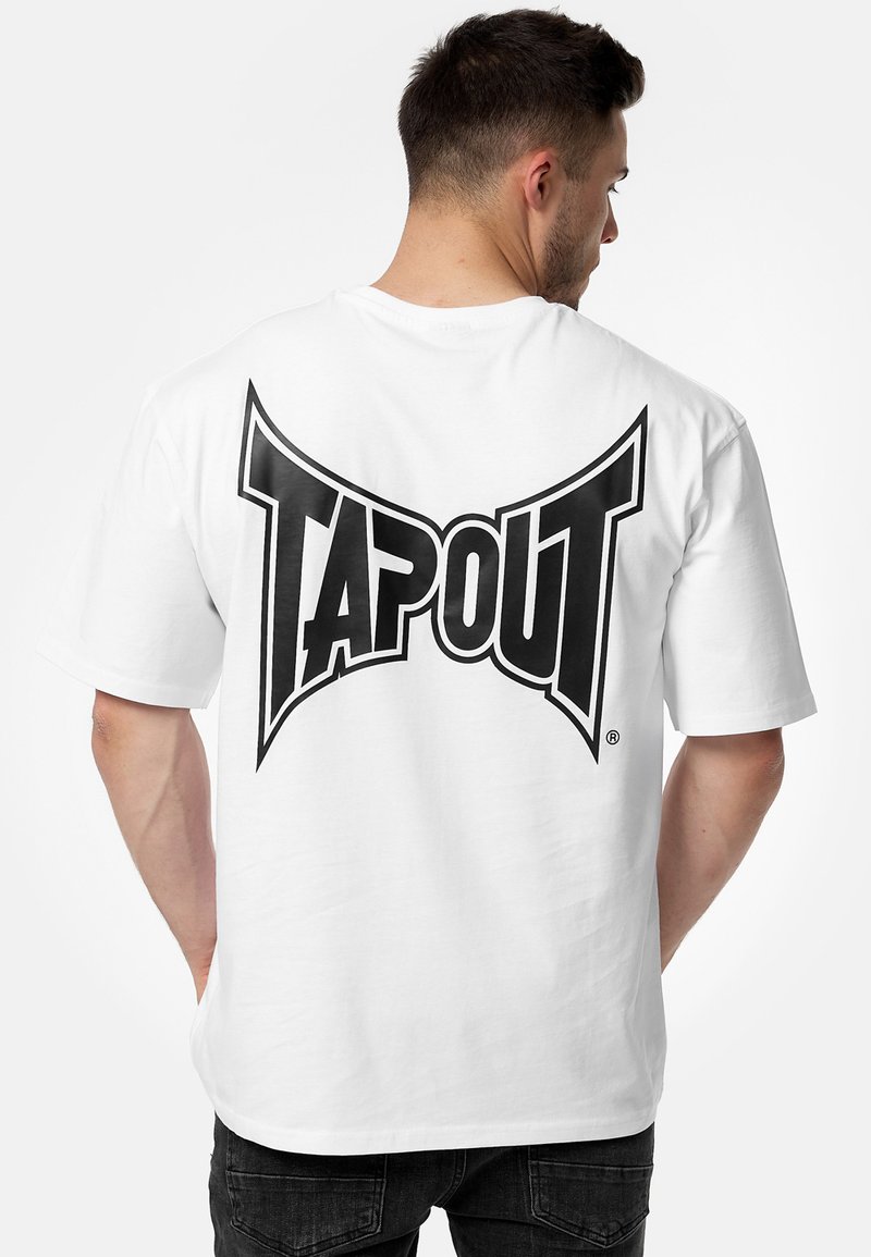 Bílý bavlněný tričko s velkým černým logem "TAPOUT" na zadní straně. Má krátké rukávy a klasický kulatý výstřih.