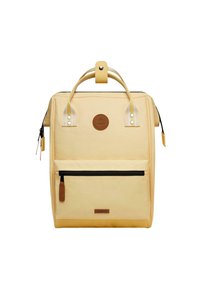 Zaino in tessuto giallo con forma rettangolare, caratterizzato da una tasca anteriore con zip, dettagli in pelle e doppi manici superiori.