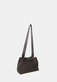 Borsa a tracolla in pelle marrone con una texture morbida, chiusura con zip e tracolla regolabile con il marchio inciso "ARMANI EXCHANGE".
