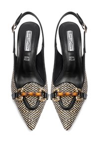 Scarpe slingback con punta a punta caratterizzate da una tomaia intrecciata in nero e beige, fodera in pelle e dettaglio in metallo tono oro sul davanti.