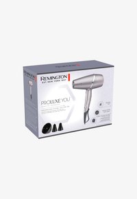 Σεσουάρ Remington ProLuxe σε μεταλλικό ασημί χρώμα με μαύρη λαβή. Περιλαμβάνει δύο μαύρους ακροφύσες στυλ. Η συσκευασία διαθέτει λεπτομέρειες προϊόντος και σχεδιαστικά στοιχεία.