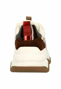 Baskets avec une tige en maille blanche, des accents en suède marron et un onglet de talon rouge brillant. Présente une semelle marron texturée et un motif reptilien distinct.