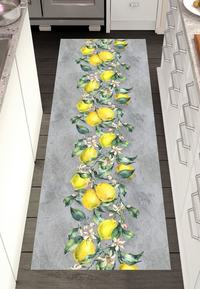 Bieżnik w kuchni na szarym tle, ozdobiony żółtymi cytrynami, zielonymi liśćmi i małymi białymi kwiatami wzdłuż środka.
