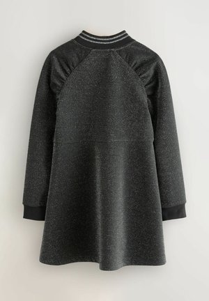 Zwarte, sprankelende sportjurk met een ronde hals, lange mouwen en geribbelde manchetten; heeft gatherdetails op de schouders en een uitlopende zoom.