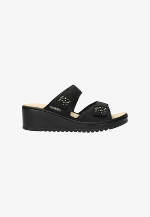 Sandale compensée noire avec deux brides ajustables ornées de clous argentés, semelle intérieure beige rembourrée et semelle extérieure noire texturée.