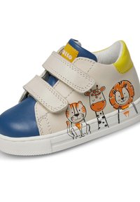 Crèmekleurige kindersneaker met klittenbandsluiting van leer, met een blauwe neuskap. Voorzien van speelse dierenillustraties: tijger, giraffe, leeuw. Gele accenten.