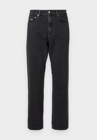 Jeans din denim negru cu un design drept, având cinci buzunare, închidere frontală cu buton și detalii subtile de cusătură. Croială clasică.