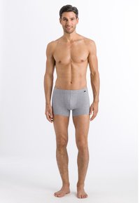 Grå bomullskalsonger med en mjuk textur och elastisk midjeband. Designen har en längd till mitten av låret och en figurnära silhuett.