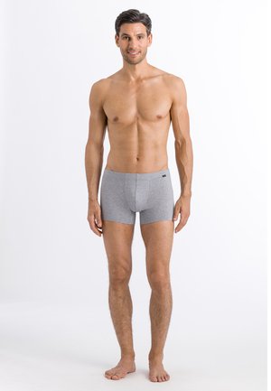 Graue Baumwoll-Boxershorts mit glatter Textur und elastischem Bund. Das Design hat eine Länge bis zur Mitte des Oberschenkels und eine eng anliegende Silhouette.