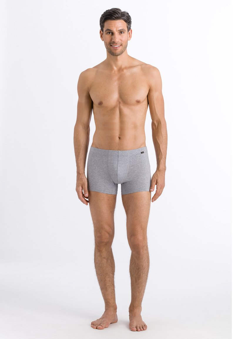 Grå bomullskalsonger med en mjuk textur och elastisk midjeband. Designen har en längd till mitten av låret och en figurnära silhuett.