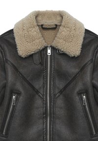 Giacca di pelle con un colletto in shearling beige, corpo nero, cuciture diagonali e doppie tasche frontali con zip. Texture morbida, design strutturato.