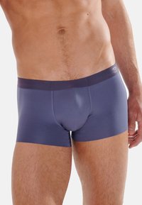 Boxer briefer blu navy con un design aderente e una cintura elastica ampia. Texture liscia e dettagli di cucitura minimi.