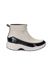 Białe botki na kostkę z faux skóry z czarnym akcentem z lakierowanej skóry, gładka tekstura, elastyczny przód i gruba biała podeszwa.