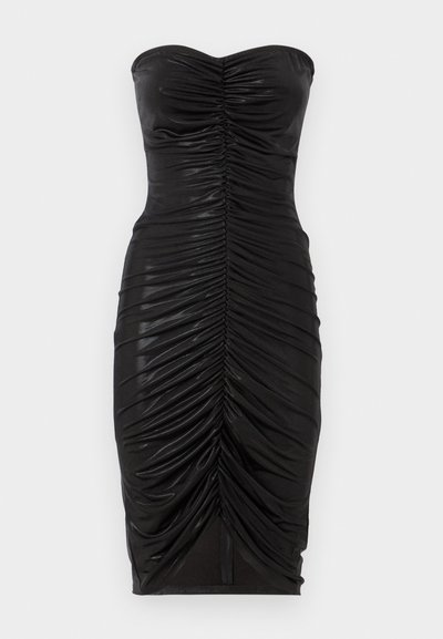 Μαύρο strapless φόρεμα με λεπτομέρειες ρουαρίσματος, εφαρμοστό σχήμα και λεία, γυαλιστερή υφή. Σχεδίαση μήκους γονάτου με ευθεία γραμμή κάτω.