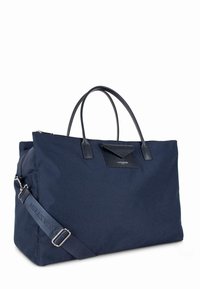 Borsa tote in tessuto blu navy con manici e tracolla in pelle nera. Presenta una chiusura con zip e un piccolo pannello in pelle con etichetta del brand.
