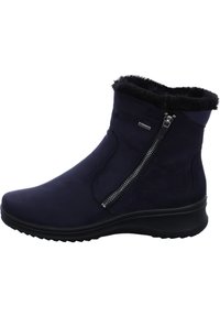Botas de tobillo azul marino hechas de ante con un acabado texturizado, que cuentan con un zip lateral y un cuello de pelo sintético negro para mayor calidez.