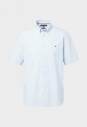 Hellblaues Herrenhemd mit kurzen Ärmeln, weißen vertikalen Streifen und kleinem gesticktem Logo auf der linken Brustseite.