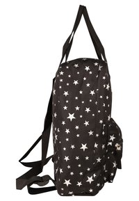 Czarna torba z tkaniny z białym wzorem gwiazdek, prostokątna, z podwójnymi uchwytami i przednią kieszenią na zamek. Teksturowany materiał z wzmocnionymi szwami.