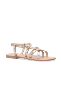 Gouden metallic sandalen met meerdere strap ontwerpen, verstelbare gesp en een platte tan zool. Glad oppervlak met een licht reflecterende afwerking.