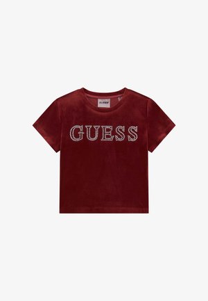 Kort rød velour t-shirt med rund halsudskæring og korte ærmer, dekoreret med klare rhinsten, der staver "GUESS" på forsiden.