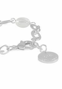 Silversmycke med avlånga länkar, en central oval pärla, en kräftklipp och en cirkulär berlock med präglad detalj.