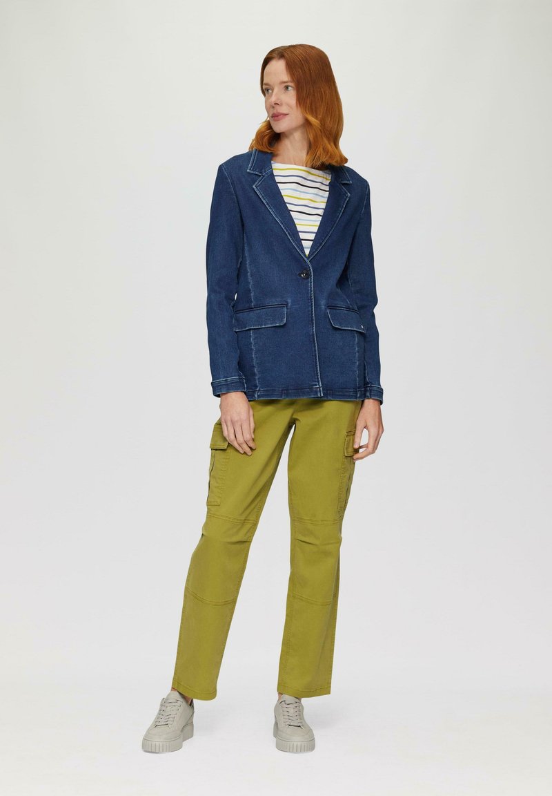 Denim blazer in donkerblauw met gestructureerde revers en twee voorzakken, gecombineerd met olijfgroene cargobroek met zijzakken en een relaxte pasvorm.