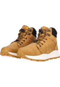 Tan suede ankelsko med sorte detaljer, snørebåndslukning og hvide såler. Udstyret med robuste gummisåler med et struktureret grebsmønster.