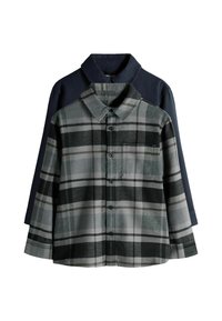 Grijs geruite flanellen shirt met lange mouwen, knoopsluiting en borstzak, gelaagd over een marineblauwe overhemden.