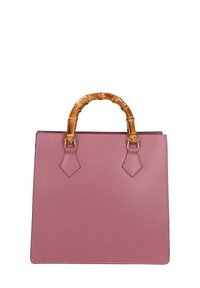 Roze synthetisch leren handtas met een rechthoekige vorm, voorzien van een bamboe handvat en ruitvormige accenten aan de zijkanten.