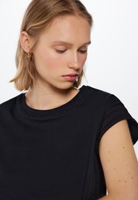 T-Shirt Donna Springfield - Modello Classico - 2